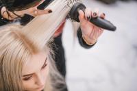 femme qui brosse les cheveux d'une autre