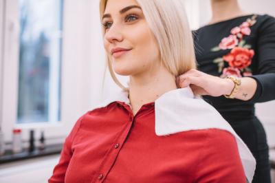 belle femme au salon de coiffure