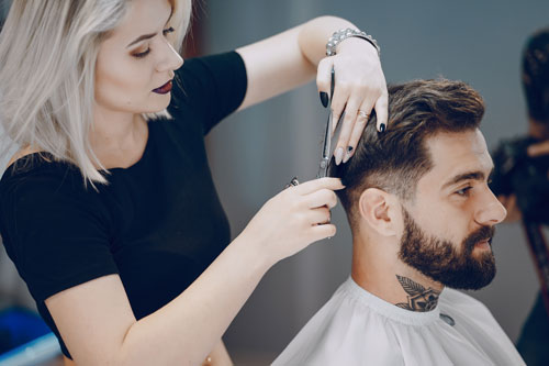 femme qui coiffe un homme